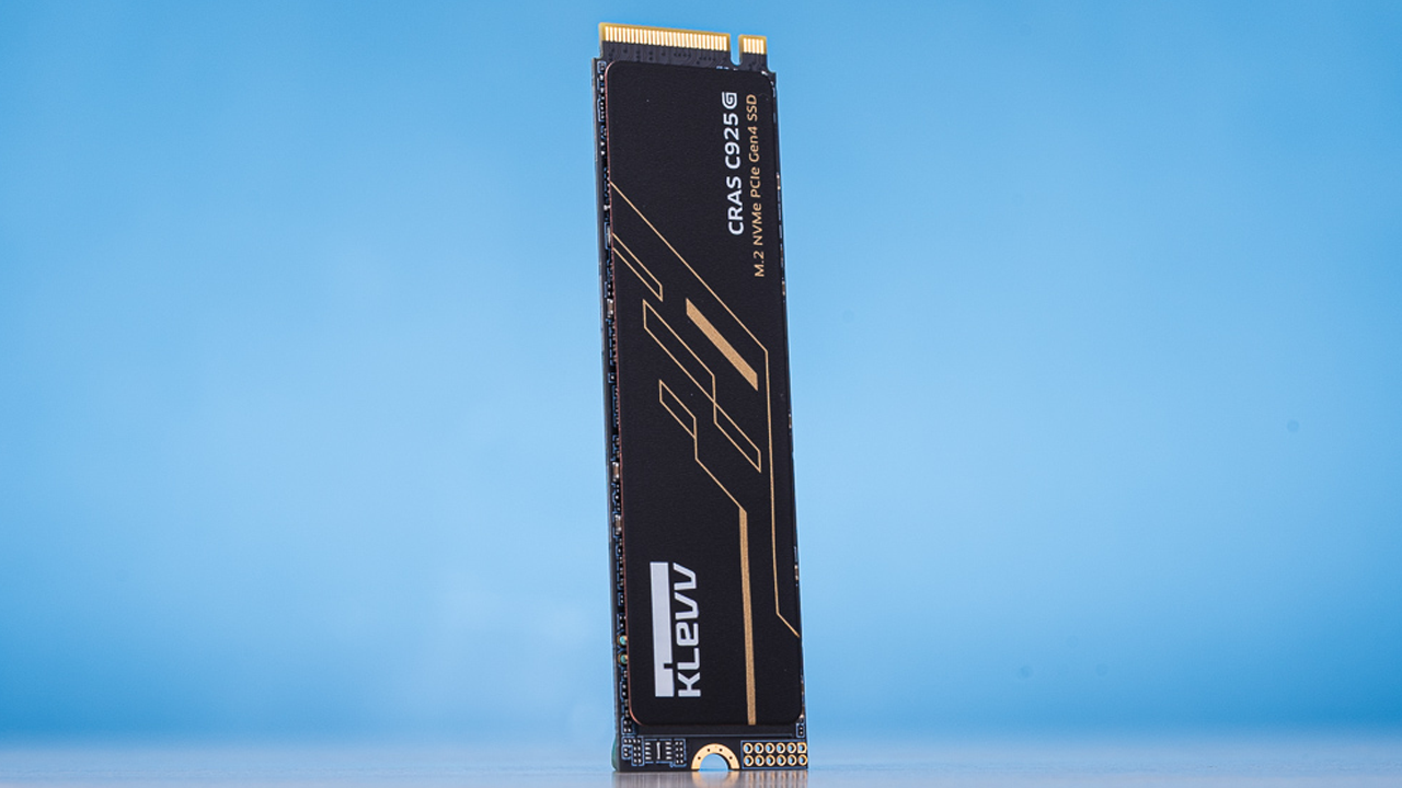 石墨烯銅箔散熱片！KLEVV CRAS C925G M.2 SSD 開箱測試 / PCIe 4.0 x4 極速 7400 MBs