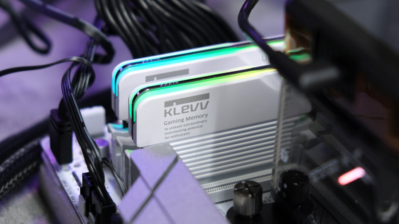 디자인, 성능, 안정성의 완벽한 조화, KLEVV DDR5-6000 CL28 URBANE V RGB 화이트 패키지